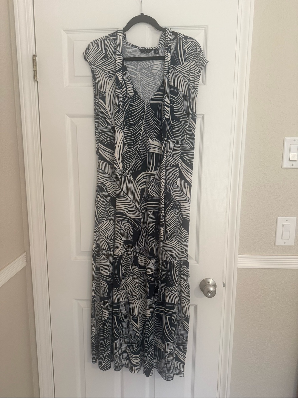 G by Giuliana Black and White Leaf-Print Maxi Dress